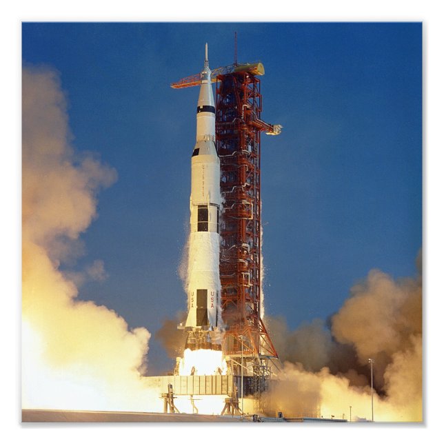 Earth Shakes as Saturn V Blazes Skyward till Måne Fototryck (Framsidan)