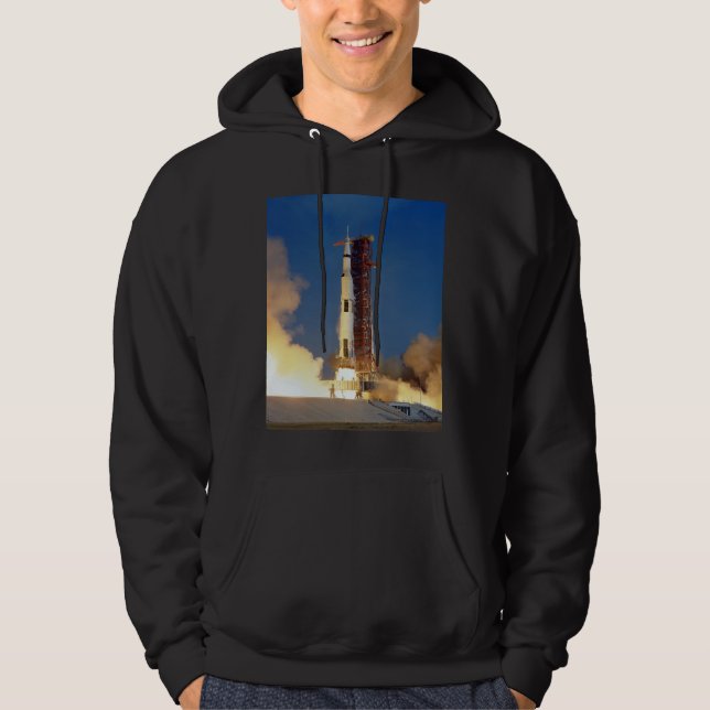 Earth Shakes as Saturn V Blazes Skyward till Måne Hoodie (Framsida)
