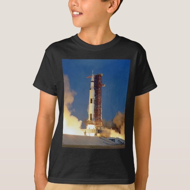 Earth Shakes as Saturn V Blazes Skyward till Måne T Shirt (Framsida)