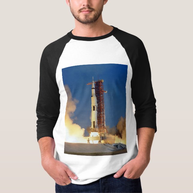 Earth Shakes as Saturn V Blazes Skyward till Måne T Shirt (Framsida)