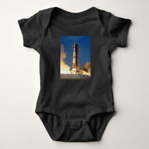 Earth Shakes as Saturn V Blazes Skyward till Måne T Shirt