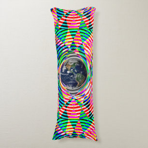 Earth Vibes (V) av Kenneth Yoncich Kroppskudde