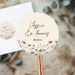 Earthtone Boho Wildblommor Couppes Namn Bröllop Runt Klistermärke<br><div class="desc">De här enkla men vackra bröllopsklistermärken för boho-chicen är utmärkande för parets och bröllop-dejtens namn med en gräns av vilda blommor i jordens fallskärmar av terracotta clay och dammig ro. Namn är skrivet i elegantens moderna skriptbokstäver och bakgrunden är en neutralt kräm eller taupe färg. Perfekt som kuvertförsegling eller favärdesmärkning....</div>