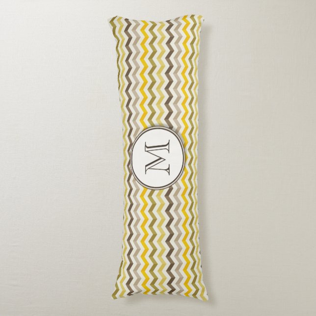 Earthtone Guld Chevron Rand med Round Monogram Kroppskudde (Framsidan Vertikal)