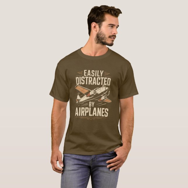 Easily Distracted by Airplanes Funny Aviation T Shirt (Hel framsida)