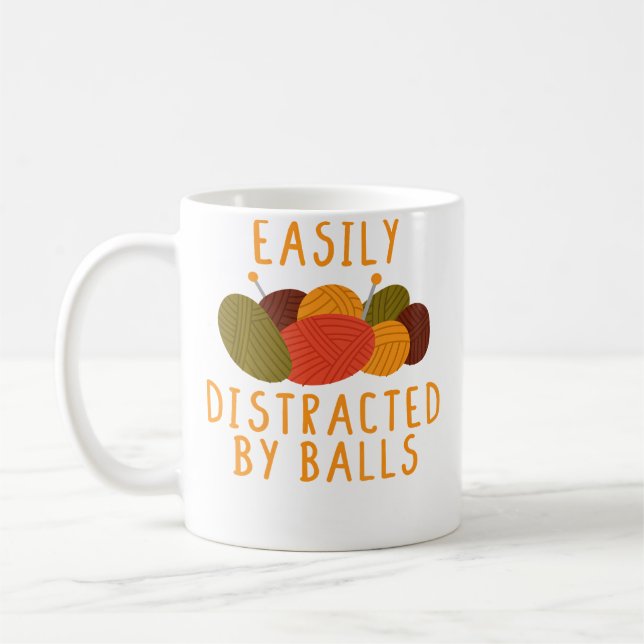 Easily Distracted By Balls Funny Crocheting Knitti Kaffemugg (Vänster)