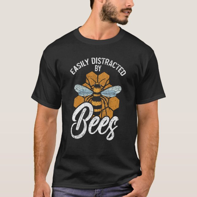 Easily Distracted By Bees Beekeeper Apiarist Honey T Shirt (Framsida)