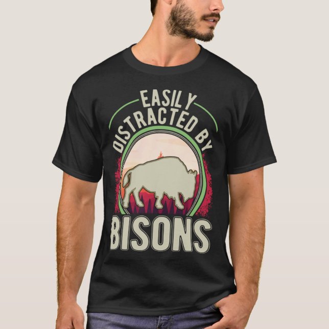 Easily distracted by Bisons Buffalo T Shirt (Framsida)