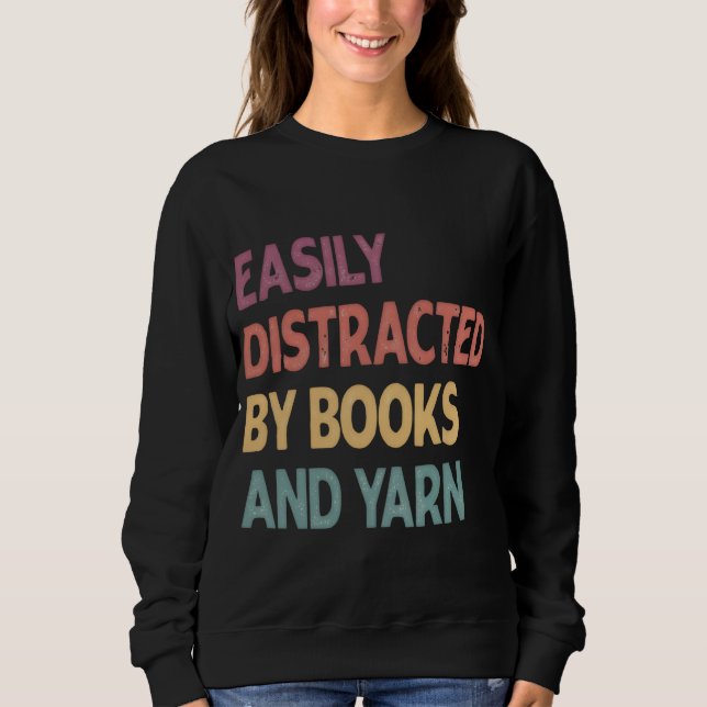 Easily Distracted By Books and Yarn Shirt – Funny  T Shirt (Framsida)