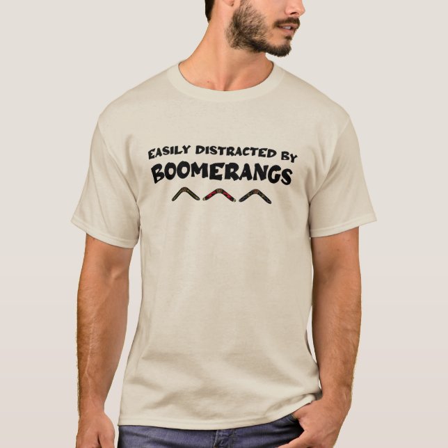 Easily Distracted By Boomerangs Funny Quote T Shirt (Framsida)