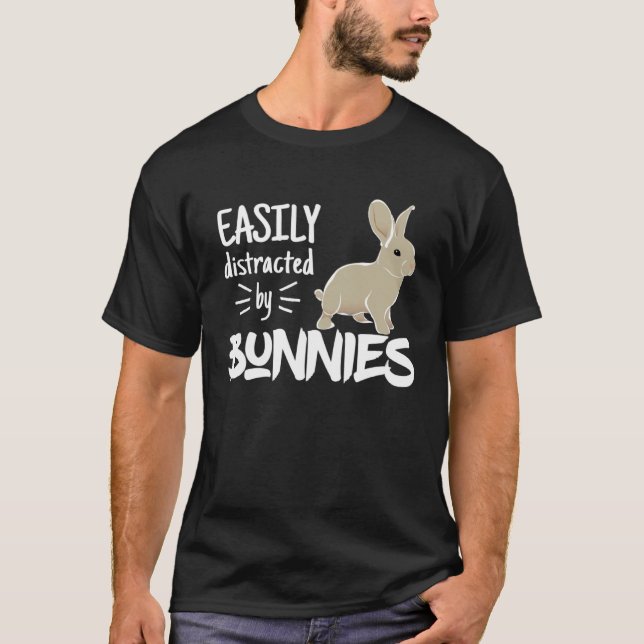 Easily Distracted by Bunnies Barnyard Rabbit T Shirt (Framsida)