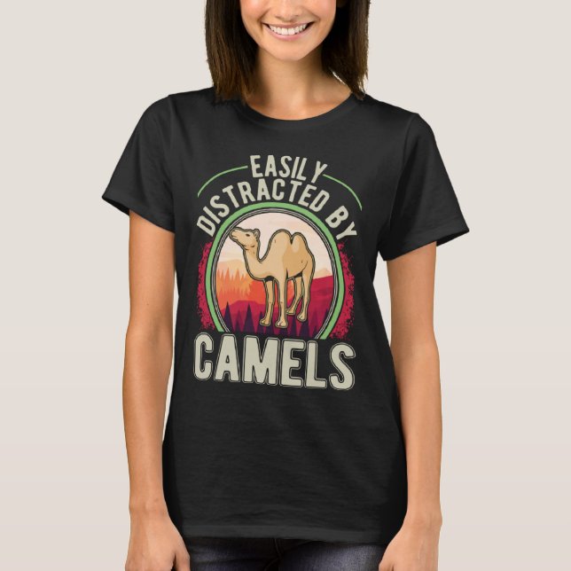 Easily distracted by Camels Dromedar Big Camel  1 T Shirt (Framsida)