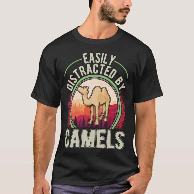 Easily distracted by Camels Dromedar Big Camel  1 T Shirt (Framsida)