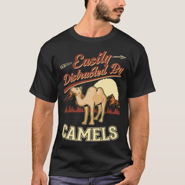 Easily distracted by Camels Dromedar Big Camel T Shirt (Framsida)