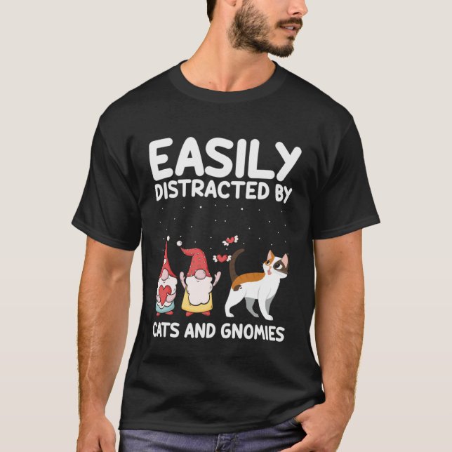 Easily Distracted by Cats and Gnomies for Gardenin T Shirt (Framsida)
