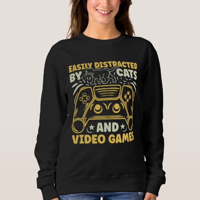 Easily Distracted by Cats and Video Games T Shirt (Framsida)
