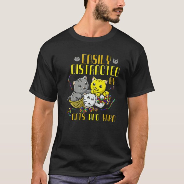 Easily Distracted By Cats And Yarn Cat Owner Croch T Shirt (Framsida)
