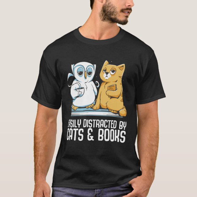 Easily distracted by cats books t shirt (Framsida)
