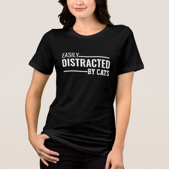 Easily Distracted By Cats Funny Pet Lover T-Shirt (Framsida)
