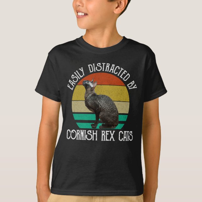 Easily Distracted By Cornish Rex Cats T Shirt (Framsida)