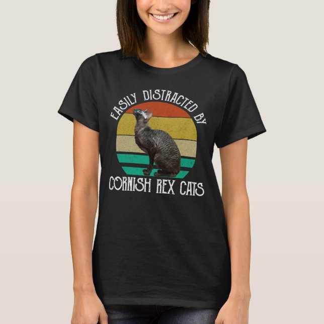 Easily Distracted By Cornish Rex Cats T Shirt (Framsida)