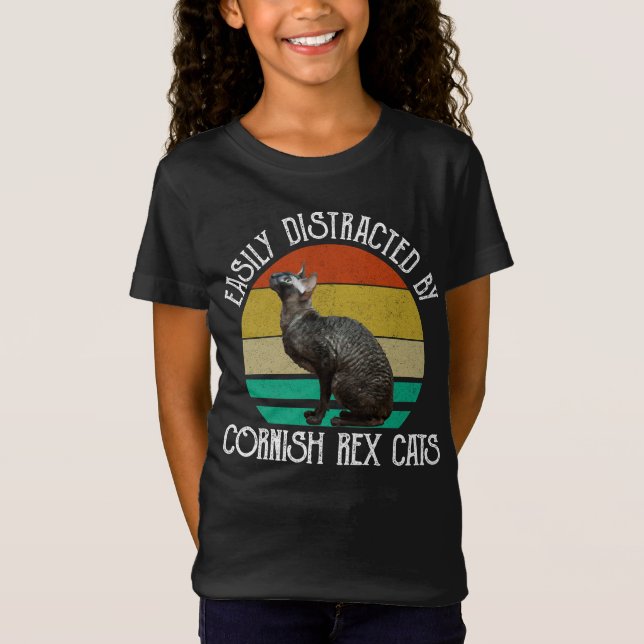 Easily Distracted By Cornish Rex Cats T Shirt (Framsida)