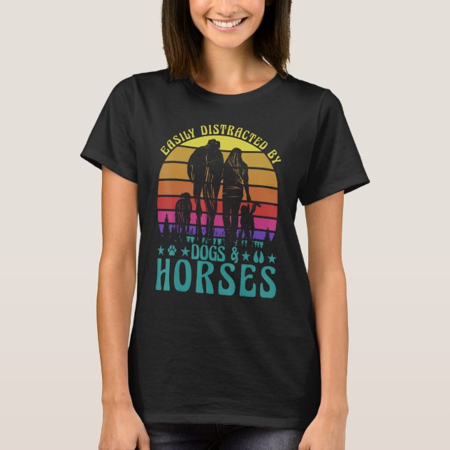 Easily Distracted by Dogs and Horses Funny Saying  T Shirt (Framsida)