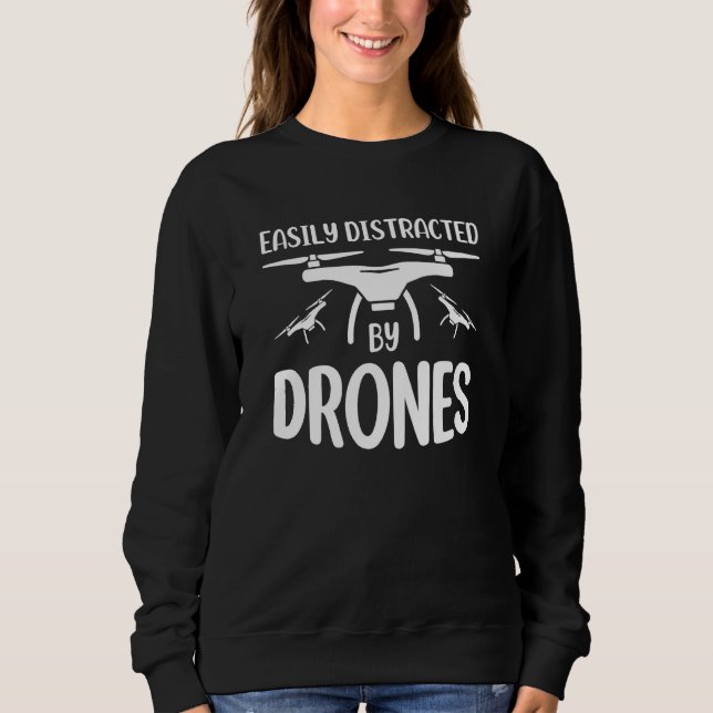 Easily Distracted by Drones Drone Pilot Enthusiast T Shirt (Framsida)