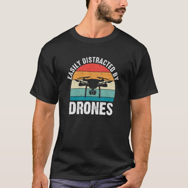 Easily Distracted by Drones Drone Pilot Enthusiast T Shirt (Framsida)