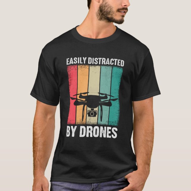 Easily Distracted by Drones Drone Pilot Enthusiast T Shirt (Framsida)