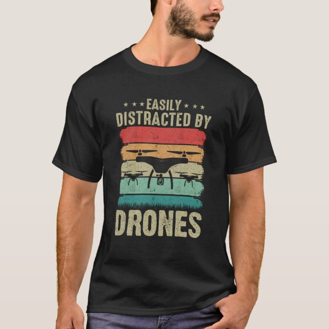 Easily Distracted by Drones Drone Pilot Enthusiast T Shirt (Framsida)
