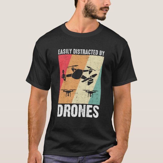 Easily Distracted by Drones Drone Pilot Enthusiast T Shirt (Framsida)