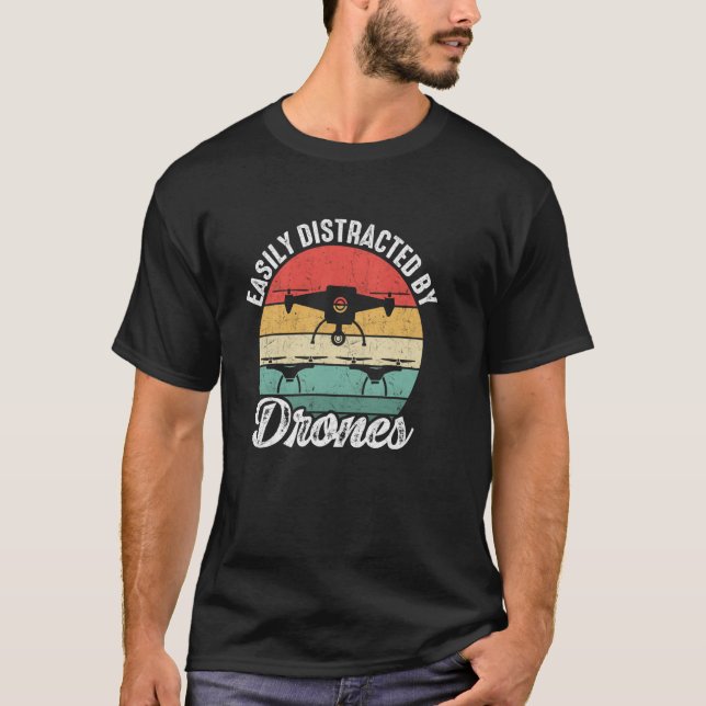 Easily Distracted by Drones Drone Pilot Enthusiast T Shirt (Framsida)