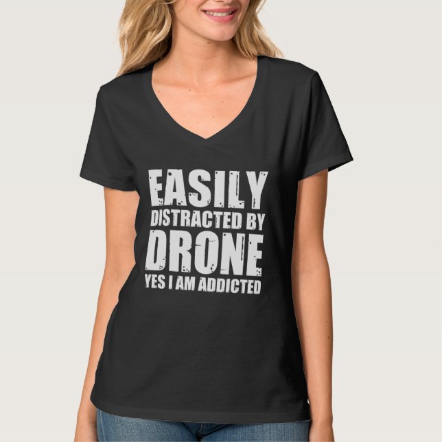 Easily Distracted By Drones Quadcopter Drone Pilot T Shirt (Framsida)