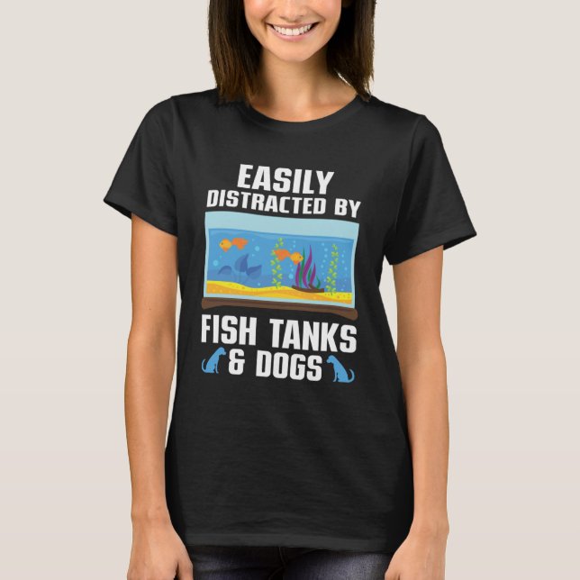 Easily Distracted By Fish Tanks & Dogs Aquarium Aq T Shirt (Framsida)