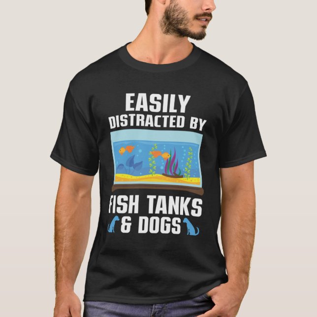 Easily Distracted By Fish Tanks & Dogs Aquarium Aq T Shirt (Framsida)