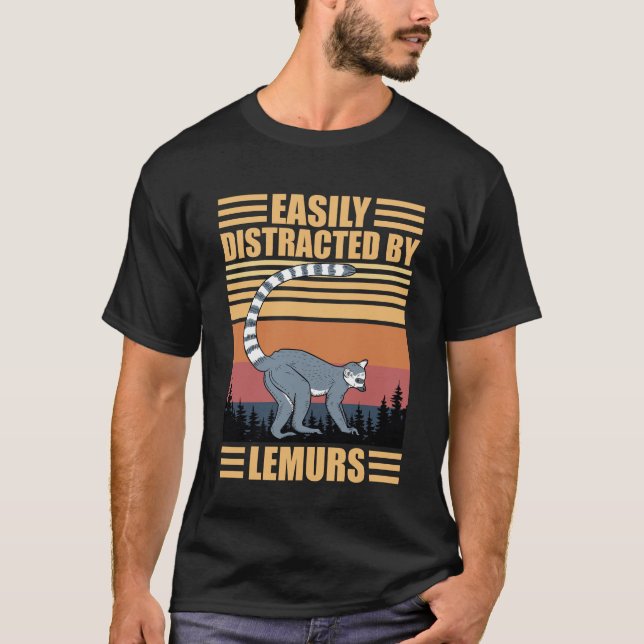 Easily Distracted By Lemurs funny T Shirt (Framsida)