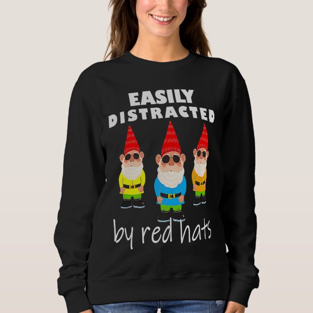 Easily distracted by red hats Cool gnome garden T Shirt (Framsida)