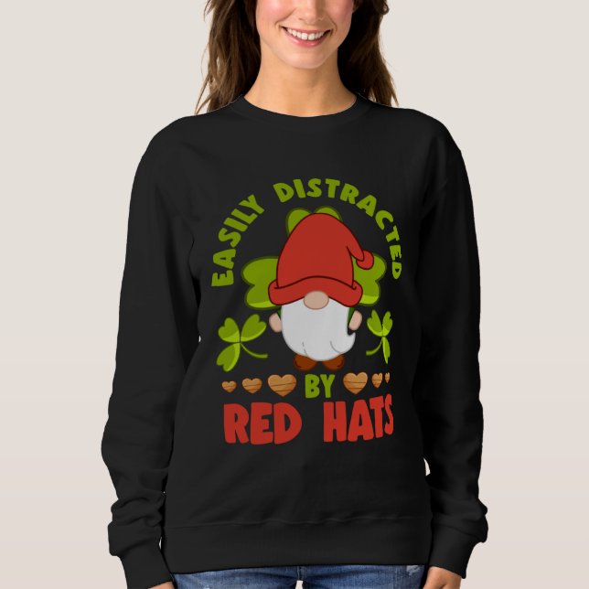 Easily Distracted By Red Hats Yard Garden Gnome T Shirt (Framsida)