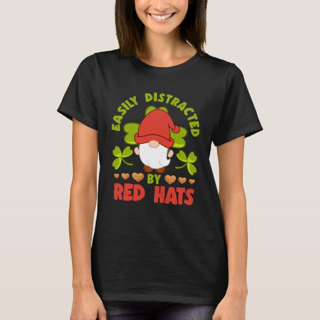 Easily Distracted By Red Hats Yard Garden Gnome T Shirt (Framsida)