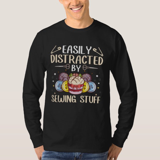 Easily Distracted By Sewing Stuff Seamstress Quilt T Shirt (Framsida)