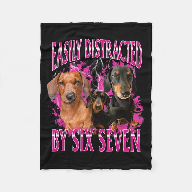 Easily Distracted By Six Seven 67 Meme Dachshund W Fleecefilt (Framsidan)