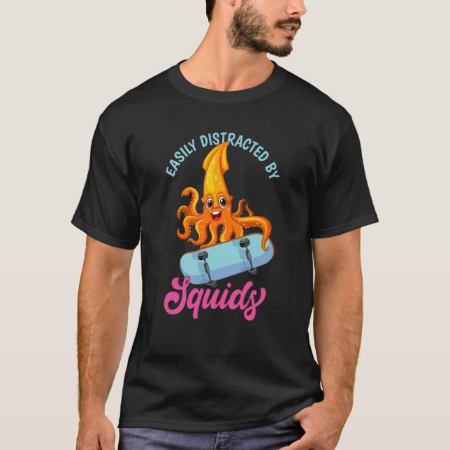 Easily Distracted By Squids Sea Squid Tentacles T Shirt (Framsida)