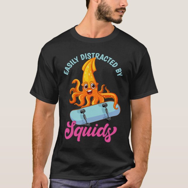 Easily Distracted By Squids Sea Squid Tentacles T Shirt (Framsida)