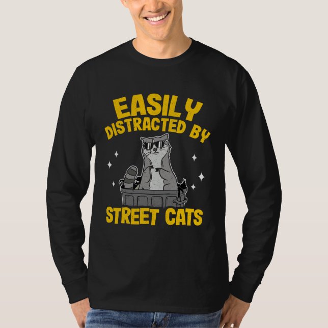 Easily Distracted By Street Cats Raccoon 16 T Shirt (Framsida)