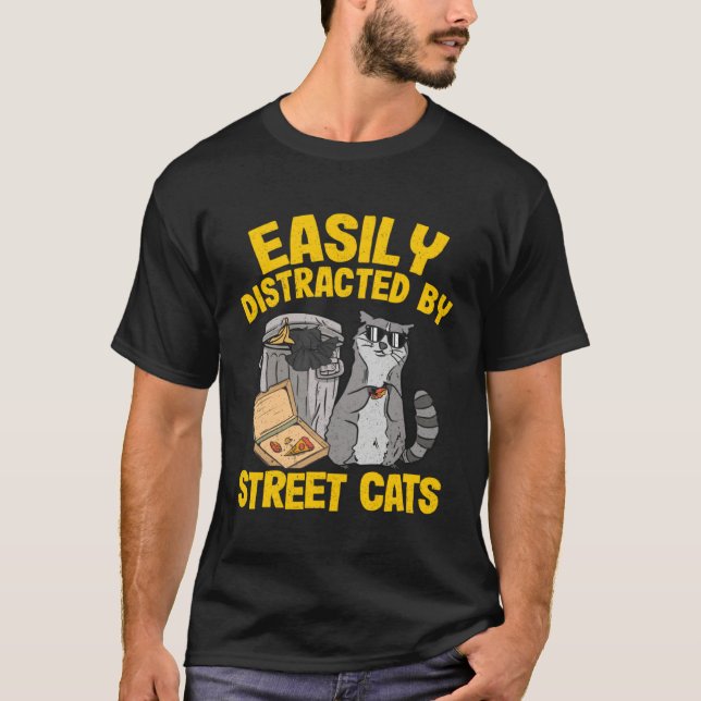 Easily Distracted By Street Cats Raccoon  4 T Shirt (Framsida)