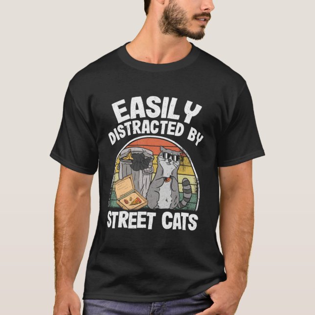 Easily Distracted By Street Cats Raccoon T Shirt (Framsida)