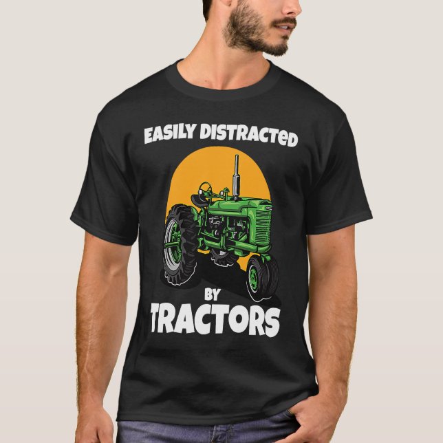 Easily Distracted By Tractors Funny Farmer Quote T Shirt (Framsida)