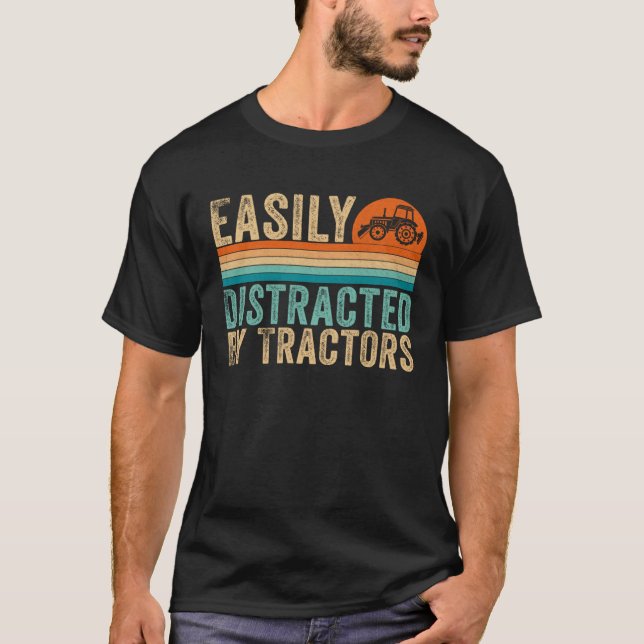 Easily distracted by tractors t shirt (Framsida)