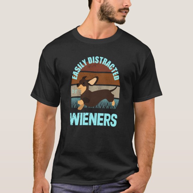 Easily Distracted By Wieners Doxie Mom Dachshund M T Shirt (Framsida)